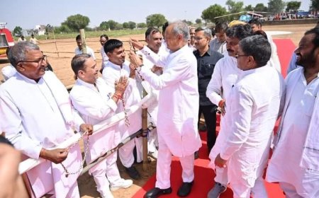 रैणी प्रधान प्रतिनिधि मांगेलाल मीणा का काठूवास में मुख्यमंत्री अशोक गहलोत द्वारा मूर्ति अनावरण कार्यक्रम में पहुंचने पर कांग्रेस कार्यकर्ताओं द्वारा किया गया जोरदार स्वागत