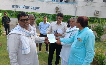 अलवर सरस डेयरी डायरेक्टर्स और डेयरी सचिवो ने मिलकर भ्रष्टाचार के खिलाफ मुख्यमंत्री के नाम अलवर कलेक्टर प्रतिनिधी एडीएम को सौपा ज्ञापन