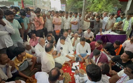 तिजारा कस्बे में डीएसपी को बर्खास्त करने की मांग को लेकर दूसरे दिन भी धरना प्रदर्शन जारी, बाजार रहे बंद