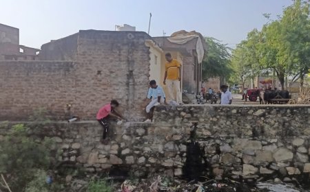 खबर प्रकाशित होने बाद जागा पालिका प्रशासन: सीधे नाले में शौच बहाने वालों को जारी किए नोटिस