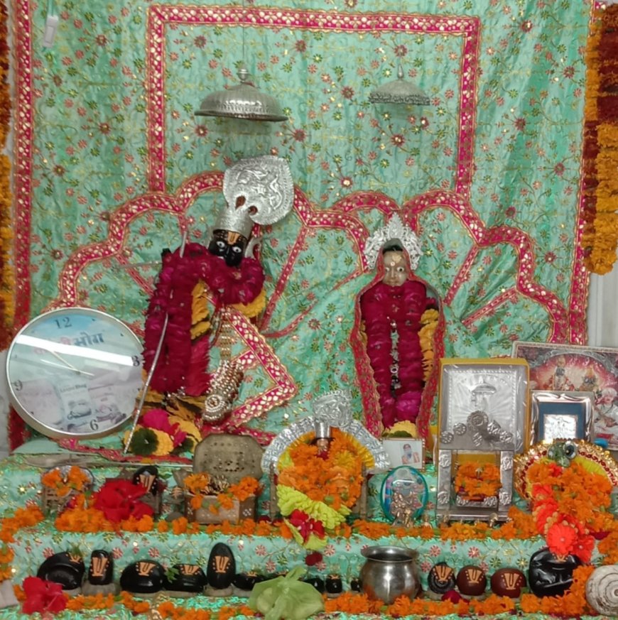 सकट के बांके बिहारी मंदिर में भजनों पर झूमी महिलाएं। कृष्ण जन्माष्टमी के पर्व पर महिलाओं ने किया भजन कीर्तन