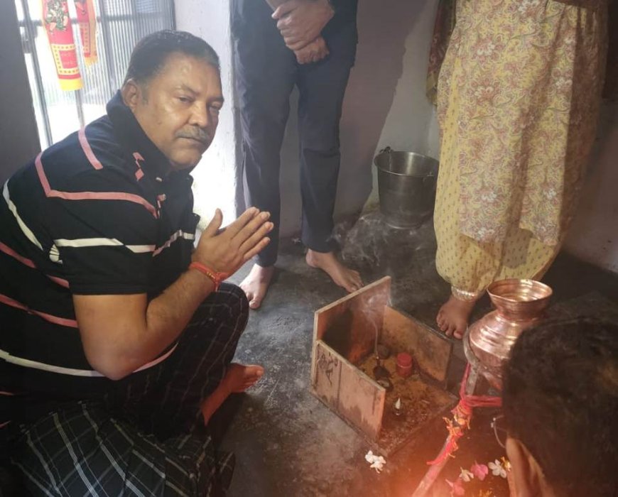 पीएम मोदी की लंबी उम्र की कामना के लिए पूजा अर्चना करते दिखे, विधायक राजीव कुमार सिंह