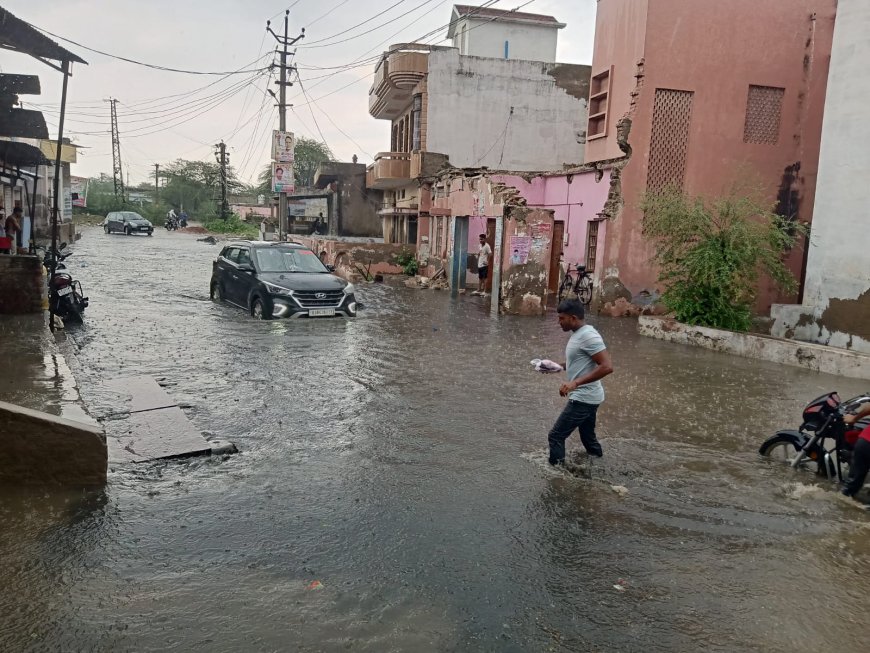 Laxmangarh:  बारिश से सड़कों पर भरा पानी, आना-जाना हुआ दुश्वार