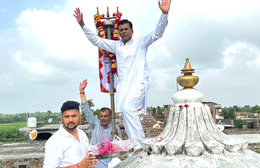 पालड़ीजाेड़ गांव में रामदेवजी मंदिर शिखर पर पूर्व प्रधान मेवाड़ा ने ध्वजा चढाई
