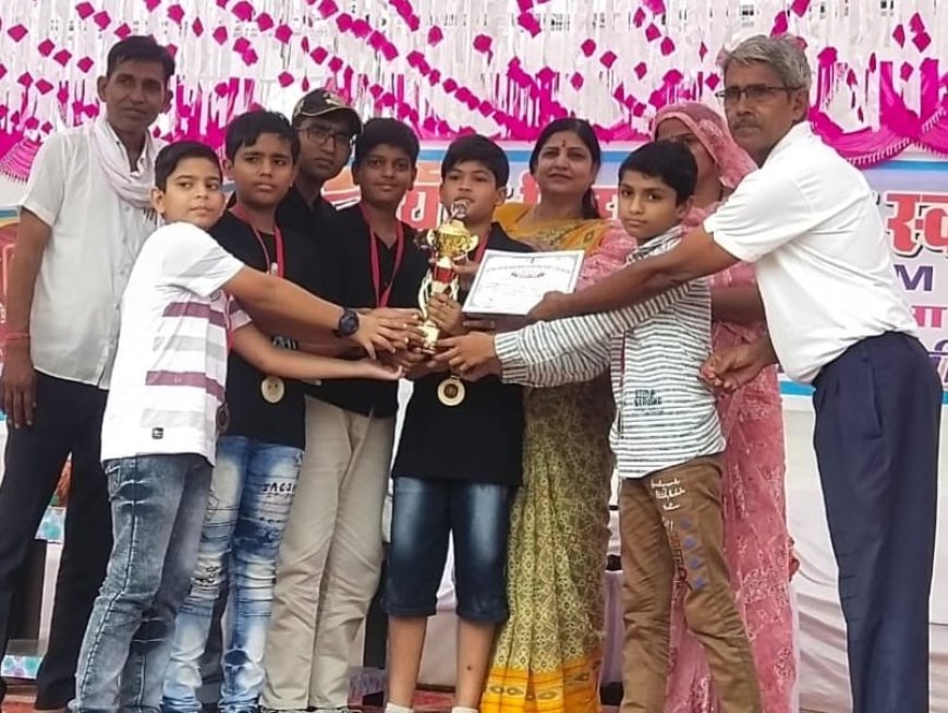 सेंट जेवियर स्कूल महुआ के छात्र टेबल टेनिस में खेलेंगे राज्य स्तर पर  चित्तौड़गढ़ में छात्र व पारिवारिक जनों का विद्यालय परिवार ने किया सम्मान