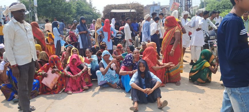 स्मार्ट मोबाइल योजना: मोबाईल नही मिलने से नाराज ग्रामीणों ने विरोध प्रदर्शन कर सड़क पर लगाया जाम
