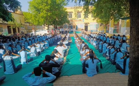 रैणी की भजेडा सरकारी सीनियर स्कूल मे योग प्रशिक्षक लक्ष्मीनारायण द्वारा योगाभ्यास कराया - प्रिंसिपल मधु किराड