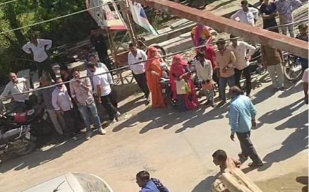 निर्माणाधीन दुकान पर कार्य करते समय करंट की चपेट में आने से तीन झुलसे, एक की मौके पर मौत