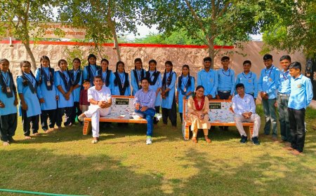 विद्यालय परिसर की वाटिकाओं में बैठने हेतु दानदाताओं ने भेंट की स्टोन चेयर