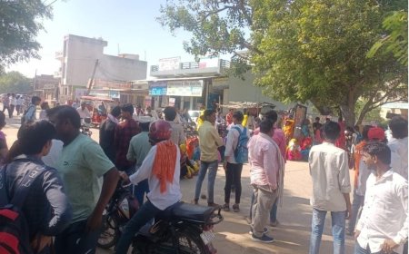 रैणी नसीया चौराहे पर शनिवार को इन्दिरा गांधी स्मार्टफोन वितरण को लेकर महिलाओ ने जाम लगाने का किया प्रयास