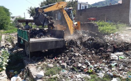 स्वच्छता पखवाड़े अभियान के तहत टैक्टरो व जेसीबी मशीन से दुजाना ग्राम पंचायत ने सार्वजनिक स्थानों से करवाई साफ-सफाई