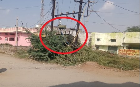 खुले में रखा ट्रांसफार्मर दे रहा हादसे को दावत