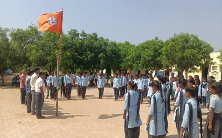 स्काउट के झंडे को लहरा कर सलामी देते हुए प्रशिक्षण शिविर का किया शुभारंभ