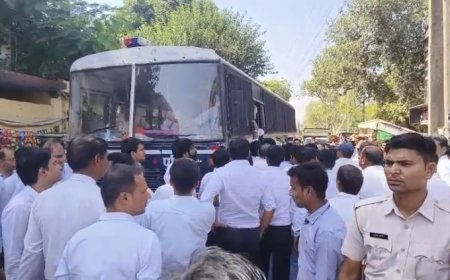 अधिवक्ता पुरुषोत्तम सैनी की गिरफ्तारी एवं मारपीट के विरोध में 300 से ज्यादा वकीलों ने जेल भरो आंदोलन के तहत दी गिरफ्तारी