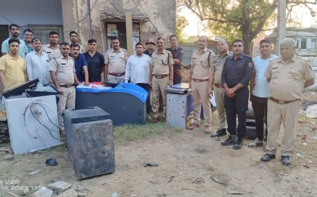 अवैध ए.टी.एम. मशीनों के विरूद्व कार्यवाही कर 4 ए.टी.एम. मशीन, ए.टी.एम कार्ड, पोस मशीन, पैसे गिनने की मशीन,  लेपटॉप,रूपये, चैक बुक, पासबुक व अन्य सामान जप्त-