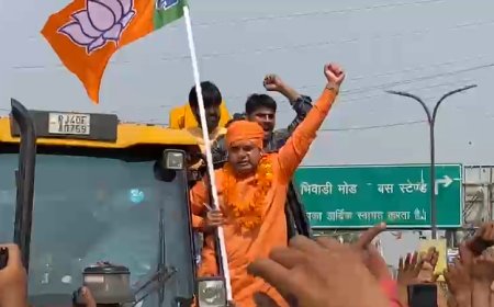 नवरात्रि के पहले दिन गाड़ियों के भारी लवाजमे के साथ भिवाड़ी पहुंचे भाजपा प्रत्याशी बाबा बालकनाथ : आतिशबाजी व माल्यार्पण कर किया गया स्वागत