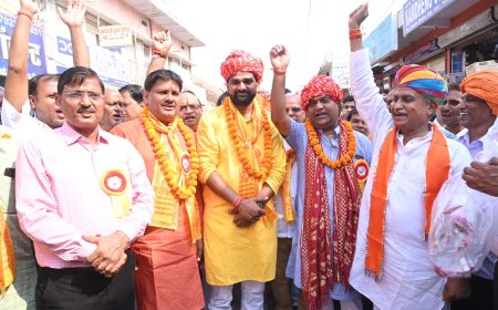 विश्व हिंदू परिषद एवं बजरंग दल के कार्यकर्ताओं ने  केसी मीणा का स्वागत अग्रवाल समाज की शोभायात्रा में लिया भाग