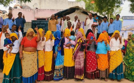 महुआ में मतदान के प्रति जागरूक कला जत्था  कलाकारों ने गीतों के माध्यम से किया प्रेरित