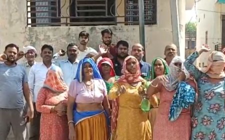 जनकसिंहपुरा गांव के ग्रामीणों ने फ्लाई ओवर नहीं बनने एवं अन्य समस्याओं को लेकर विधानसभा चुनाव का किया बहिष्कार:ग्रामीणों ने किया प्रदर्शन