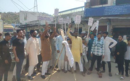 फिलिस्तीन में महिला व मासूम बच्चों की बर्बरता पूर्वक हत्या के विरोध में इजरायल राष्ट्रपति नेतन्याहू का फूंका पुतला