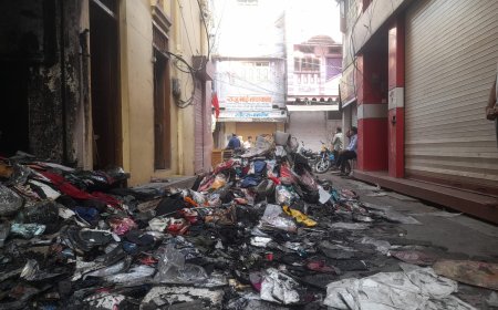 प्रतापगढ़ गोपालगंज पालीवाल ट्रेडर्श मे  रेडीमेड कपड़ों की दुकान में आग लगने से लाखों रुपए का कपड़ा और फर्नीचर जलकर राख
