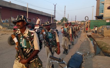 सुरक्षा बल के जवानों ने निकाला रूट फ्लैग मार्च