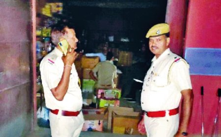 पुलिस ने पटाखों के अवैध भंडारण की सूचना पर गोदाम पर छापेमारी अवैध स्टॉक जब्त