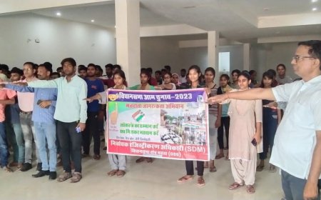 प्रयास संस्थान महुआ में युवाओं को सी विजिलएप एवं वोटर हेल्पलाइन एप्प कराया डाउनलोड