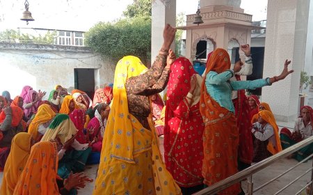 एकादशी के मौके पर महिलाओं ने बांके बिहारी मंदिर में किया भजन कीर्तन