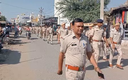 पुलिस व सीआरपीएफ के जवानो ने एक दर्जन से अधिक गाँवों मे किया फ्लैग मार्च