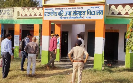 जिला निर्वाचन अधिकारी एवं जिला कलेक्टर  ने खैरथल क्षेत्र का सघन दौरा कर मतदान केन्द्रों का किया निरीक्षण