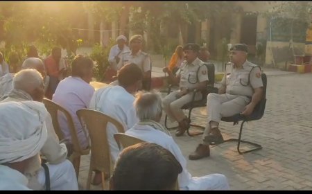 भय मुक्त चुनाव संपन्न कराने हेतु पुलिस विभाग हुआ सक्रिय:  अतिरिक्त जिला पुलिस अधीक्षक सुरेश खींची ने मौजपुर में ग्रामीणों के साथ ली बैठक