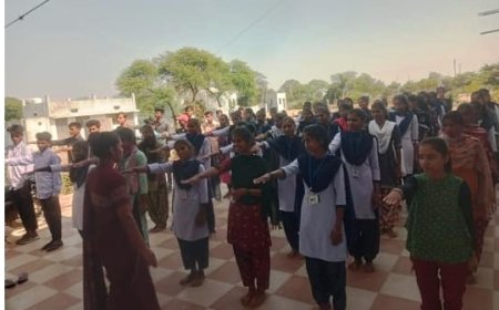 रिनिटी पीजी कॉलेज में विद्यार्थियों को  बताया गया मतदान का महत्व