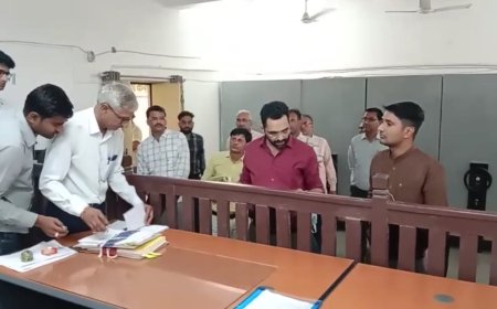 महुवा रिटर्निंग अधिकारी कार्यालय का किया जिला निर्वाचन अधिकारी कमर चौधरी  ने किया निरीक्षण:30 से शुरू होगी विधानसभा नामांकन  प्रक्रिया