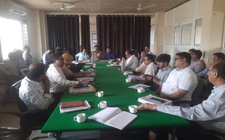 जिला कलेक्टर ने ली चुनाव तैयारी की समीक्षा बैठक:आमचुनाव की तैयारियों एवं कानून व्यवस्था का लिया विस्तृत जायजा