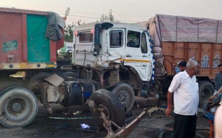 शाहजहांपुर हाईवे पर दो ट्रक में हुई भिड़ंत: लोहे के सरियों से भरा ट्रक हाईवे पर पलटा रोड पर फैले सरिए