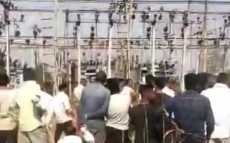 ठेके पर लगे लाइनमैन की करंट से मौत: अधिकारियों को मौके पर बुलाने पर अड़े परिजन और ग्रामीण, खंभे पर लटका रहा शव