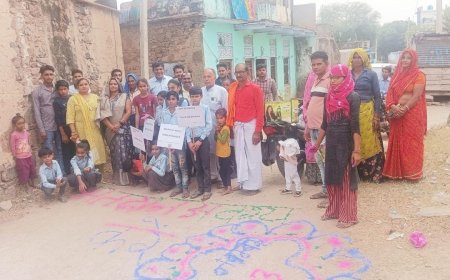 रैणी के मुंडिया गाँव में स्वीप सेक्टर अधिकारी सीता तिवाड़ी द्वारा मतदान के लिए निकाली गई जन जागरूक रैली