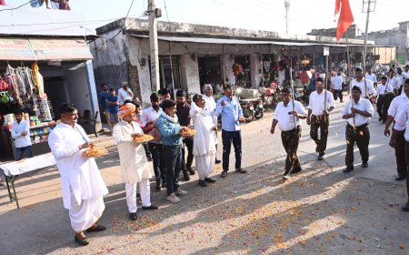 मंडावर में पद संचलन पर स्वयंसेवक संघ के स्वयंसेवको  पर  पुष्प वर्षा कर किया स्वागत सम्मान
