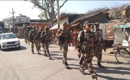 शांतिपूर्ण मतदान के लिए पुलिस ने किया फ्लैग मार्च