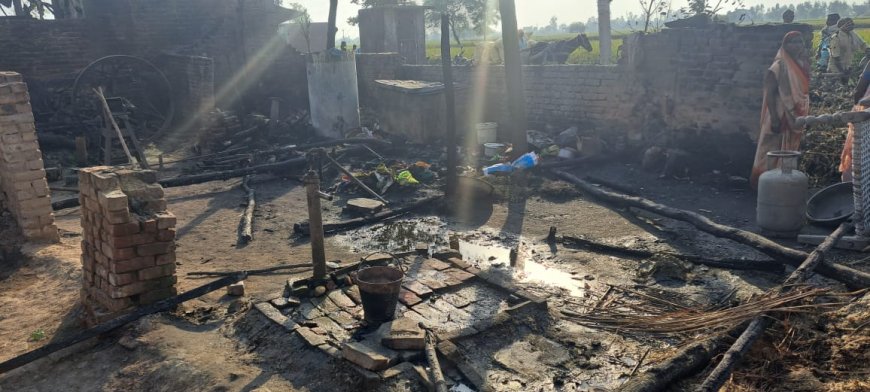 कोतवाली दातागंज के ग्राम अंधरऊ में लगी भीषण आग:  दो घरों का सारा सामान जलकर हुआ राख