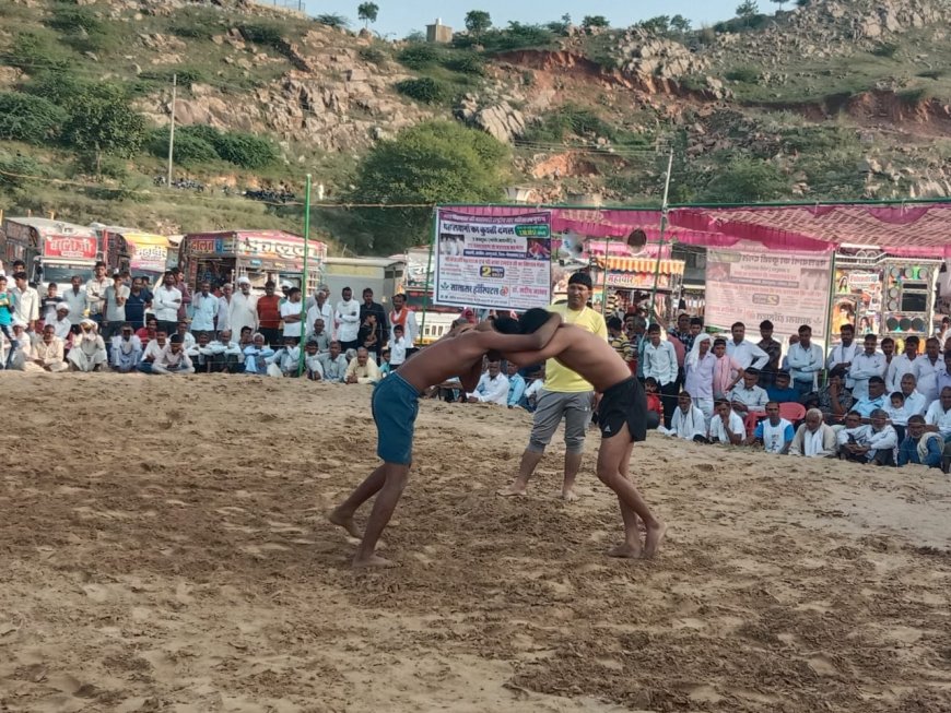 पचरलगी में महिला एवं पुरुष पहलवानों ने कुश्ती दंगल में दिखाए दावपेच