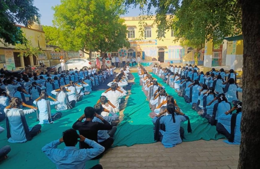 रैणी की भजेडा सरकारी सीनियर स्कूल मे योग प्रशिक्षक लक्ष्मीनारायण द्वारा योगाभ्यास कराया - प्रिंसिपल मधु किराड
