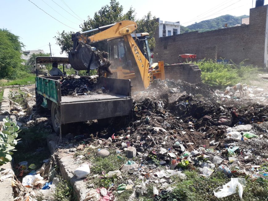 स्वच्छता पखवाड़े अभियान के तहत टैक्टरो व जेसीबी मशीन से दुजाना ग्राम पंचायत ने सार्वजनिक स्थानों से करवाई साफ-सफाई