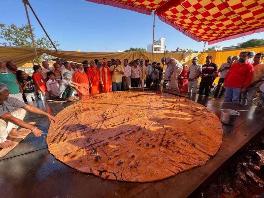 हरिशेवा उदासीन आश्रम भीलवाड़ा में कीर्तिमान  के लिए बनायी गई 185 किलो वज़न की विशालकाय रोटी विश्व की सबसे बड़ी रोटी