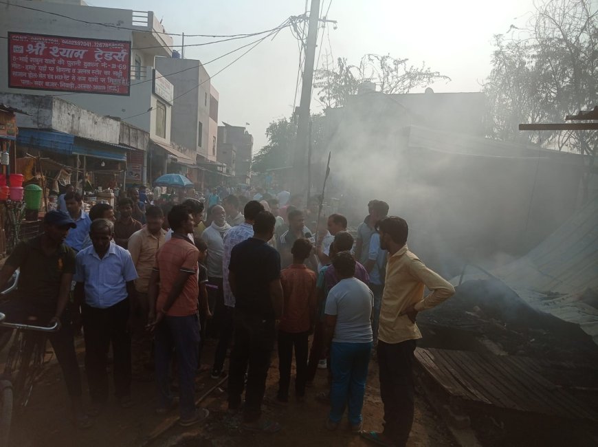 सब्जी मंडी स्थित दुकानों में लगी आग:35 लकड़ी और लोहे के खोखे जलकर राख, दुकानदारों के माथे पर चिंता की लकीरें