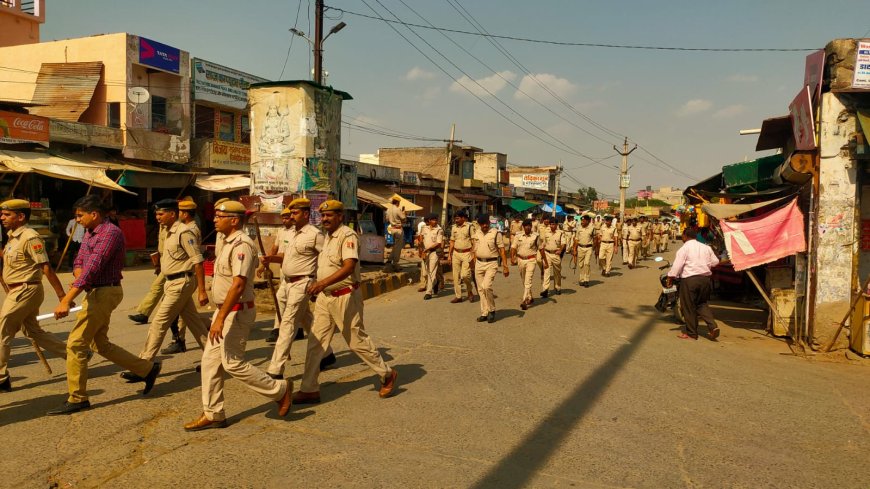 लक्ष्मणगढ़ क्षेत्र में शांति व्यवस्था बनाए रखने के लिए पुलिस ने निकाला फ्लैग मार्च