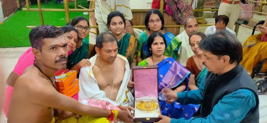 तेलंगाना हैदराबाद के भक्त ने सोने का हार श्री महाकालेश्वर भगवान को अर्पित किया