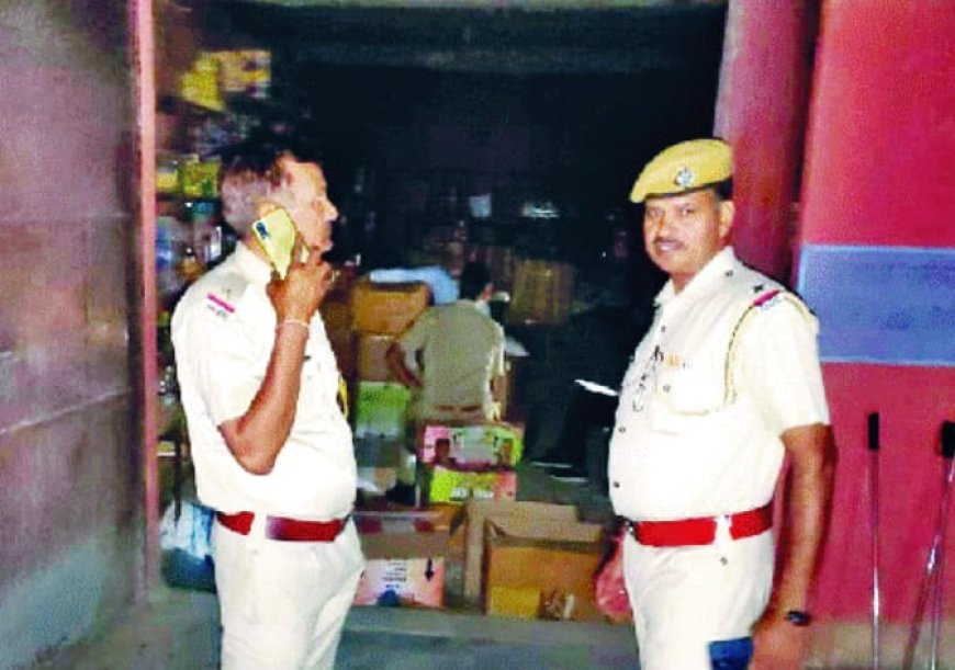 पुलिस ने पटाखों के अवैध भंडारण की सूचना पर गोदाम पर छापेमारी अवैध स्टॉक जब्त