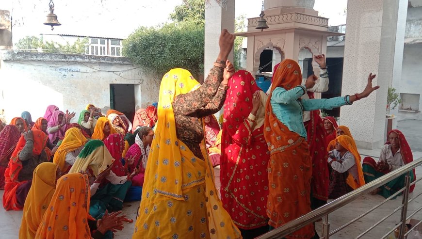एकादशी के मौके पर महिलाओं ने बांके बिहारी मंदिर में किया भजन कीर्तन